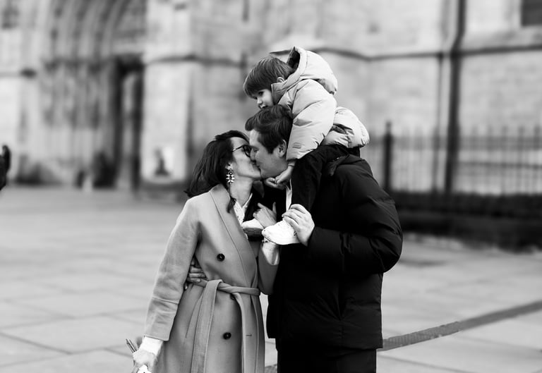 Le marié et la marié avec leur enfant devant une église