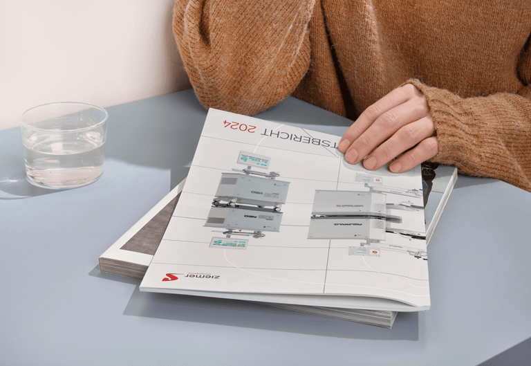 Eine Person, die den Geschäftsbericht 2024 von Ziemer durchsieht.