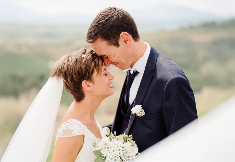 Sposi che sorridono in un giardino
