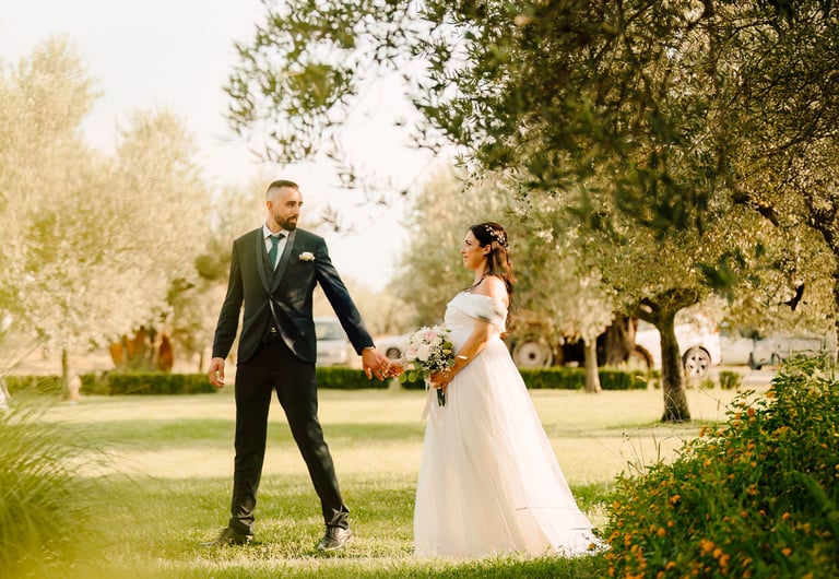 Sposi che passeggiano in un giardino