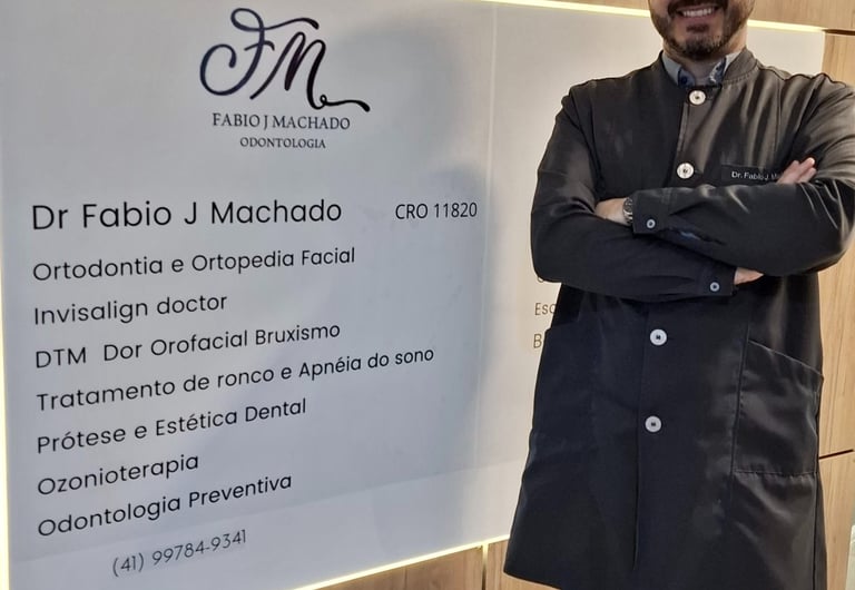 Dr. Fábio Machado, dentista especialista em Ortodontia e Invisalign em Curitiba.