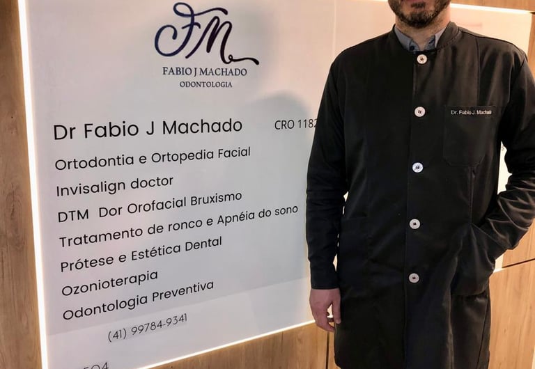 Dr. Fábio Machado, especialista em dronco e apneia do sono em Curitiba, na recepção da clínica!