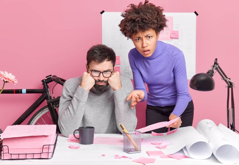 conjoint-couple-au-travail-collaborateur-secretariat-tpe