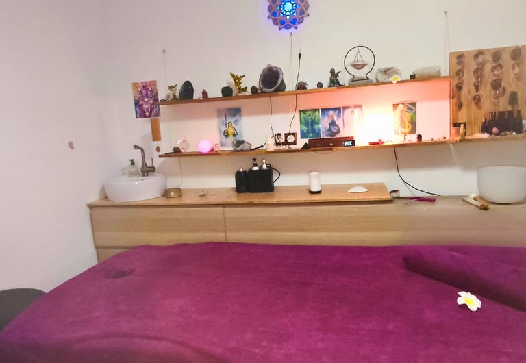 Salle de massage ENERGY TERRE HAPPY à Lherm – espace bien-être calme et décoré pour les soins.