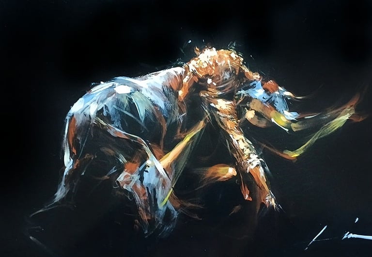 Pintura al óleo sobre cartulina negra que resalta los destellos dorados y blancos de un torero en pleno movimiento.