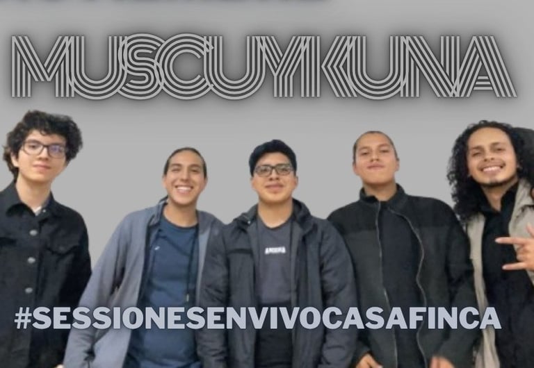La banda Muscuykuna posando para la presentación musical “Sesiones en Vivo Casa Finca”.