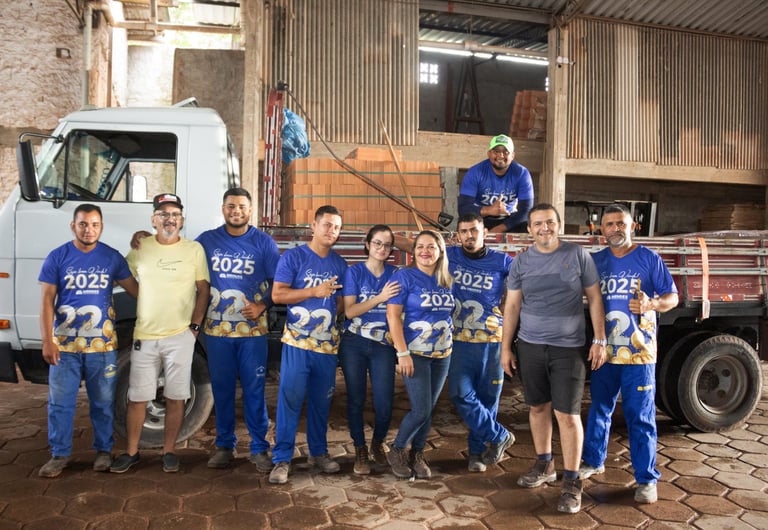 foto de colaboradores em frente a um dos caminhões de entrega
