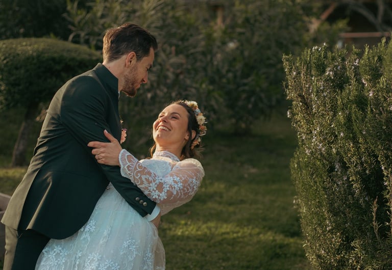 une valse de mariés en extérieur dans un jardin