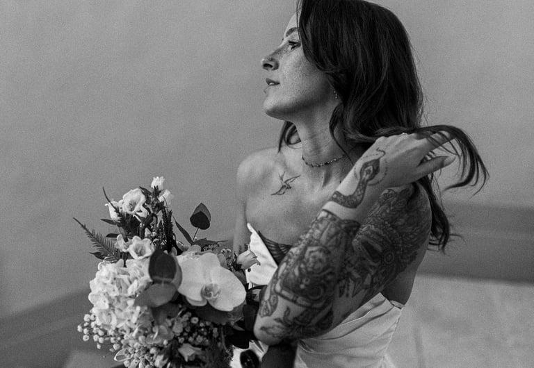 une mariée sur son jour de mariage avec son bouquet de fleur