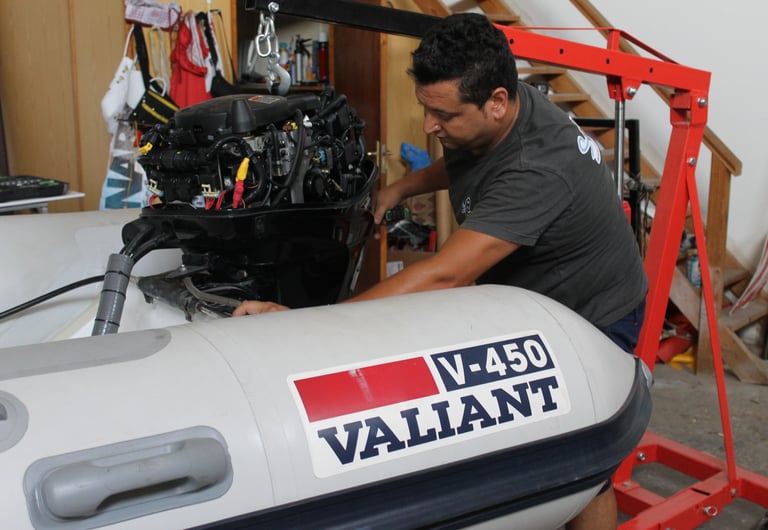 Yeray Sánchez montando un motor fueraborda a una Valiant V-450