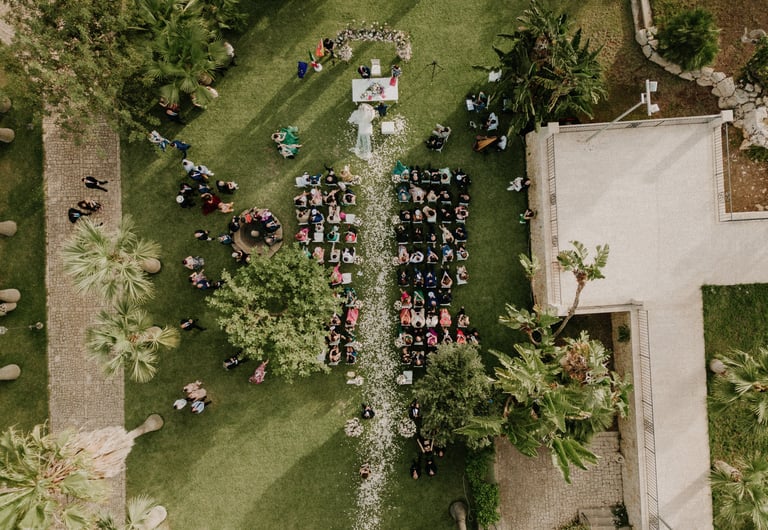 servizio catering in giardino con ripresa dall'alto