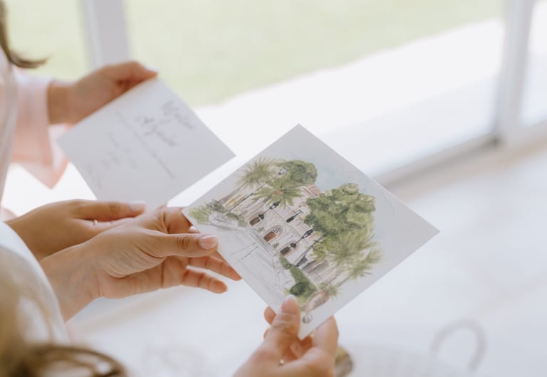 mani che tengono un biglietto della cerimonia