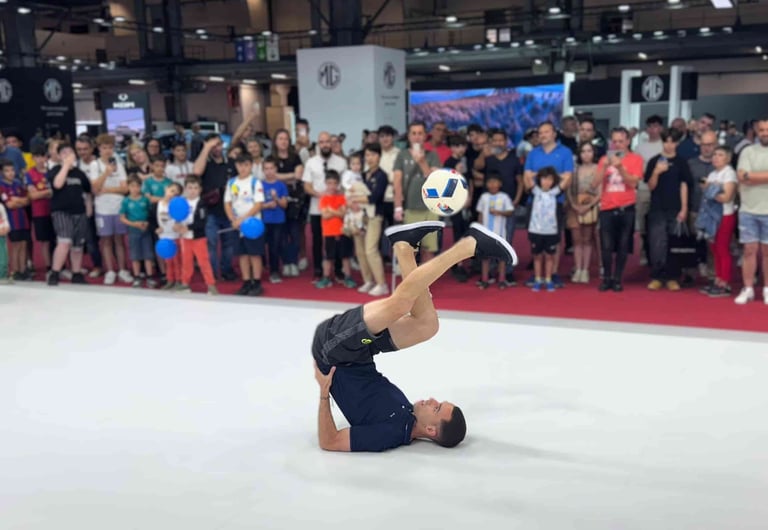 Espectáculo de freestyle fútbol en Cataluña durante un evento para niños