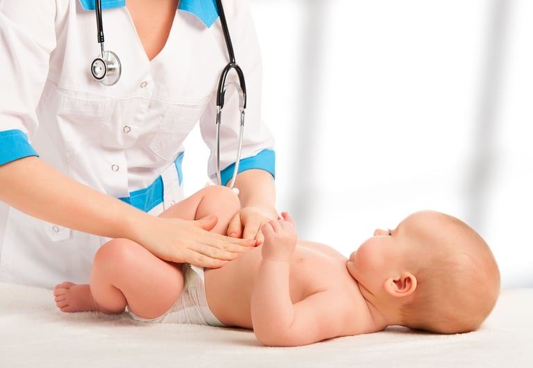 Bebek muayenesi yapan sağlık personeli – gece hemşireliği desteği