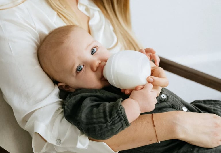 Anne kucağında biberonla beslenen bebek – beslenme desteği