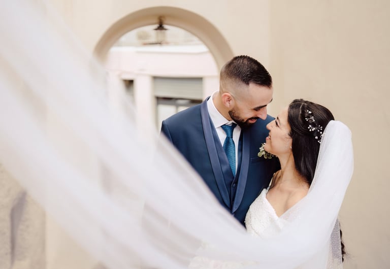 Sposi che si guardano innamorati