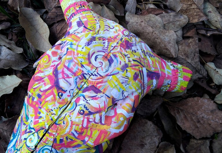peinture aux couleurs vives sur un crane  sur un lit de feuilles mortes