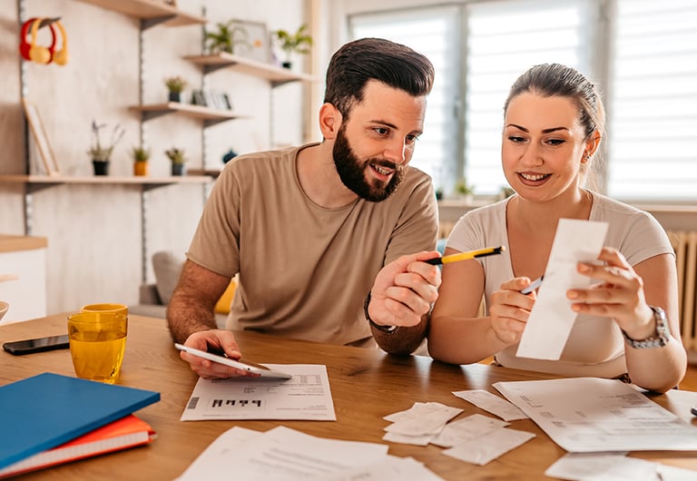 casal se programando para comprar uma casa financiada