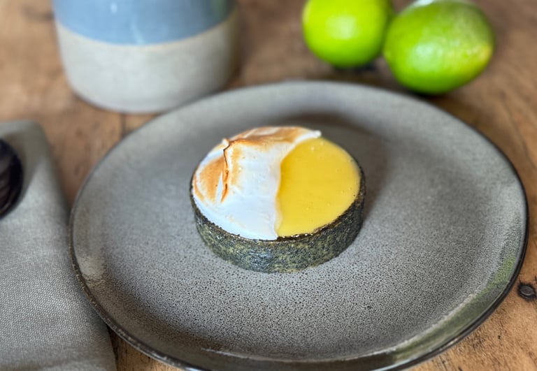Tarte citron vert meringuée sésame noir
