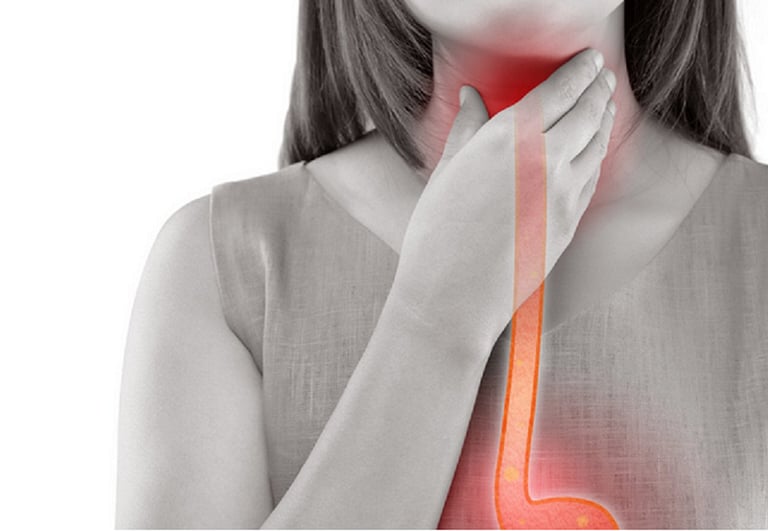 Woman with throat pain and a red arrow pointing to the illness.