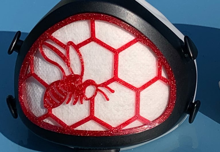 flo-48: Flomask with bee on hexagon decoration