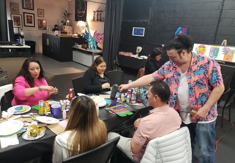 Frank en taller grupal de pintura