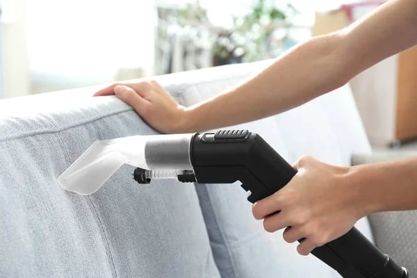 Canapé en tissu gris clair nettoyé par Le Roux Auto Clean