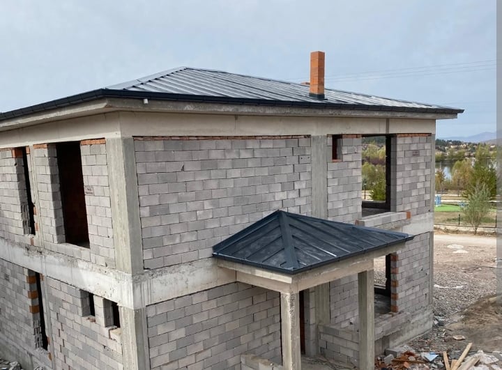 Seferihisar merkez Camikebir apartman çatı tamiri ve membran izolasyon ustası çalışması.
