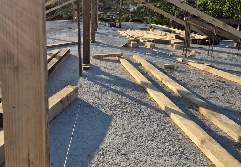 Doğanbey köy evi kiremit çatı tamiri ve sahil bölgesi izolasyon uygulaması.