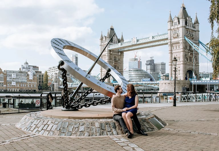 un couple devant Tower Bridget à Londres