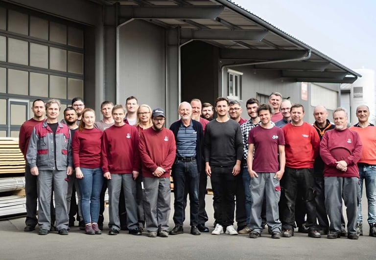 Gruppenbild der Mitarbeiter von Egger Apparatebau