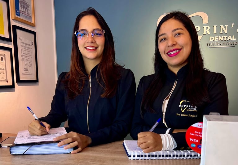 Equipo de recepción de Duprins Dental - Atención personalizada para agendar tu consulta odontológica