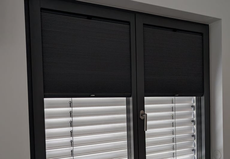 Ein Wabenplissee an einem modernen Fenster