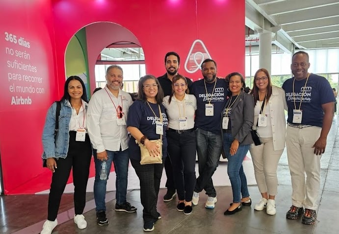 Delegación de República Dominicana en Expohost, compartiendo experiencias sobre rentas cortas.