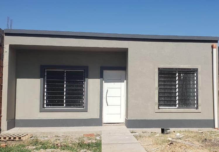 Casa con revestimiento texturado Gris Claro y Gris poscuro