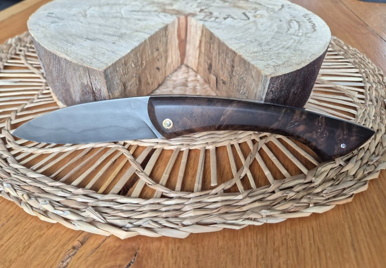 Couteau piémontais artisanal avec manche en noyer stabilisé