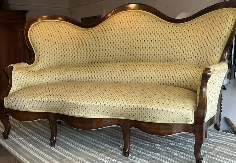 Canapé Louis Philippe en acajou recouvert d'un tissu jaune quadrillé de petites fleurs et passepoil