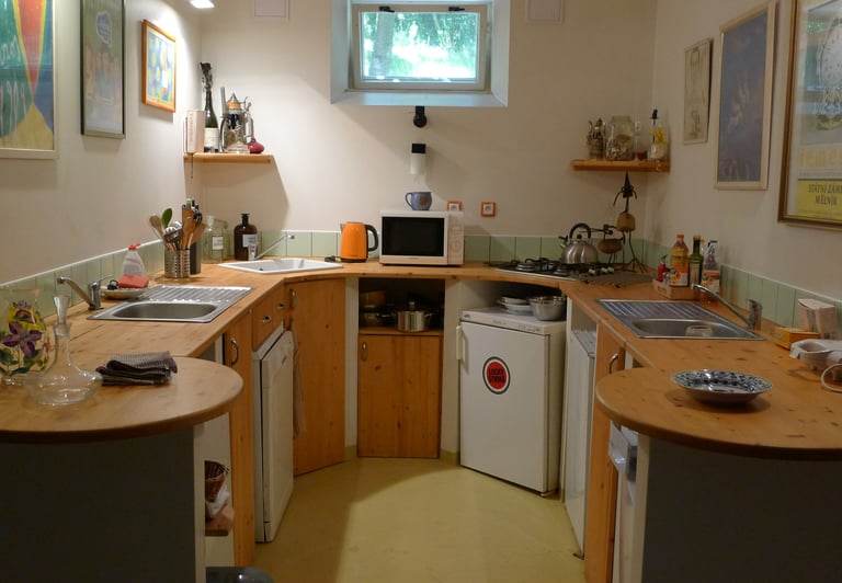 GUEST KITCHEN & OUTSIDE BBQ