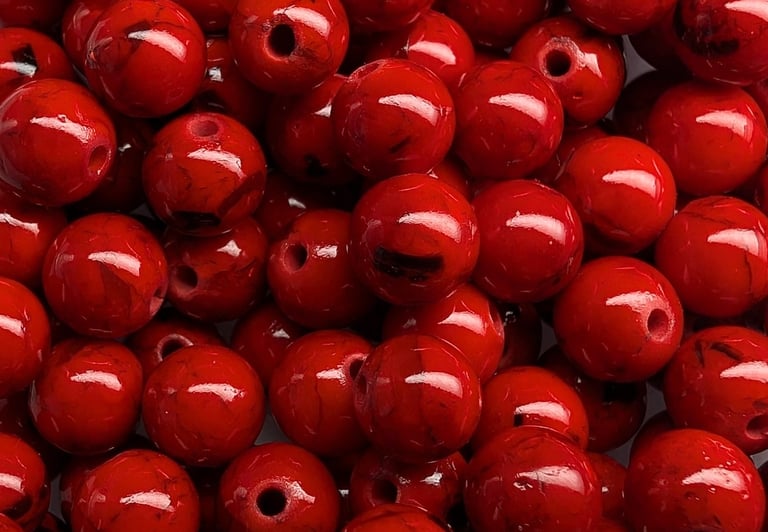 Perles en howlite rouge teintée, avec des marbrures noires subtiles