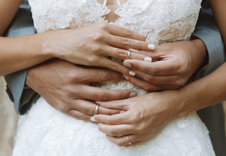 Wir fangen die kleinen Symbole eurer großen Liebe ein.