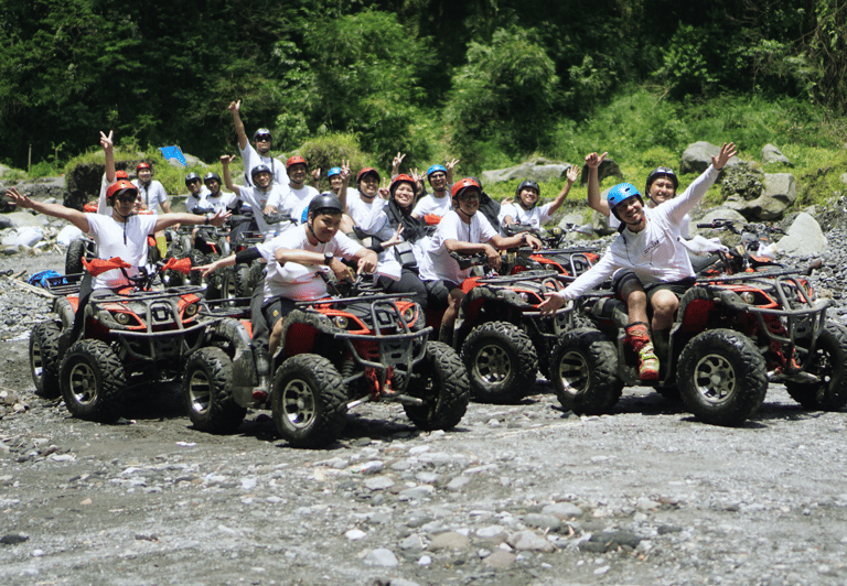 eserta mengendarai ATV melintasi jalur off-road berlumpur di sekitar kawasan Borobudur dengan latar alam pedesaan yang asri