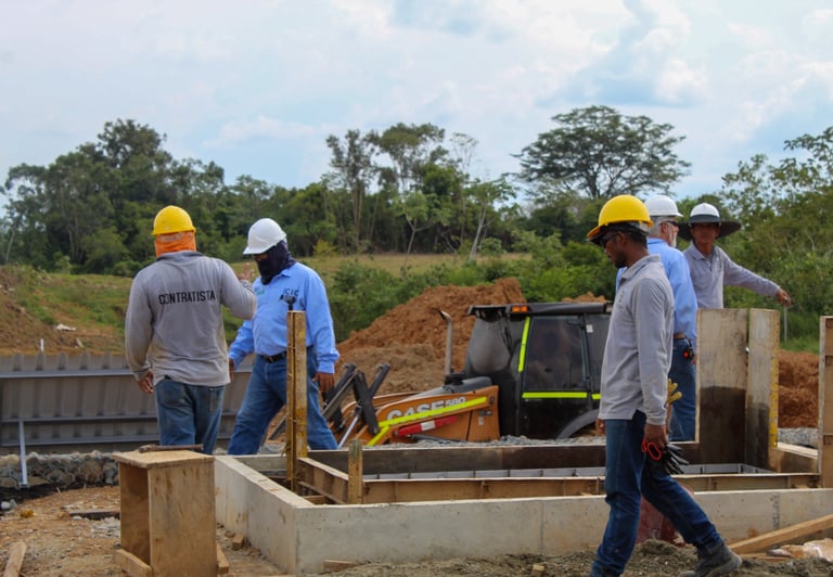 Construcción de una estructura en concreto reforzado en fase inicial.