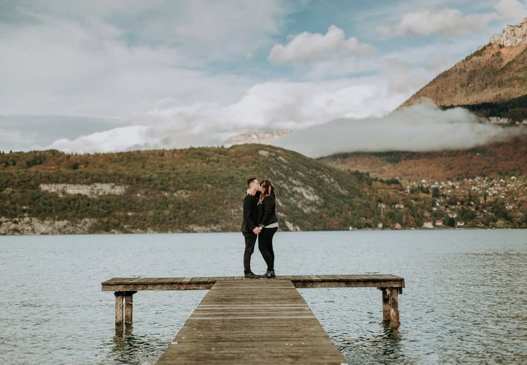 un couple s'embrasse sur un ponton à Annecy