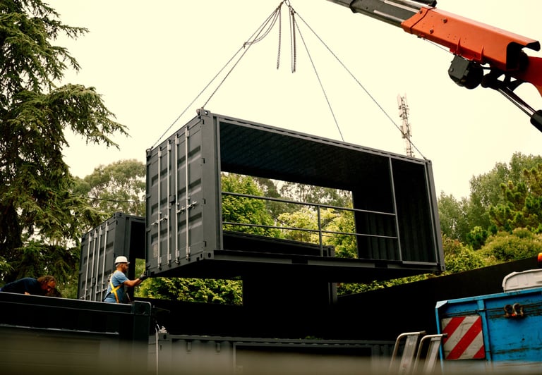 Instalación de módulo de construcción modular mediante grúa en obra