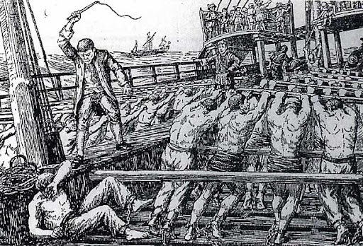 gravure d'une galère. les galériens fouetté par le contremaitre