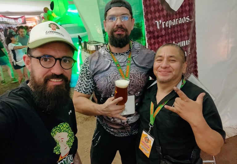 Con dos grandes cerveceros, de izq. a der., Alejandro (de Copérnico), Toño (de Berzerker) y su Atto.