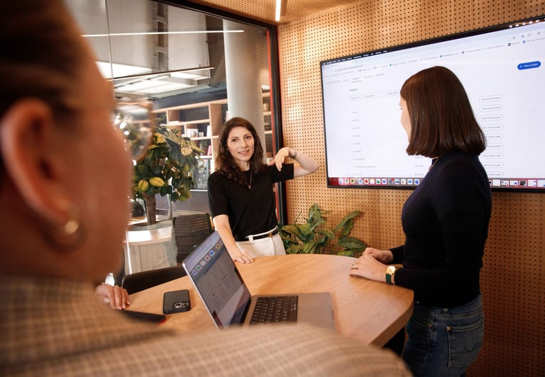 Verslo portretai,  prefesionalios foto paslaugos, linkedin nuotraukos, darbuotojų, komercinė fotosesija. fotografas Vilniuje