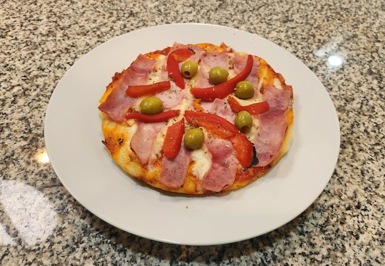 Pizza de Jamon y morrones