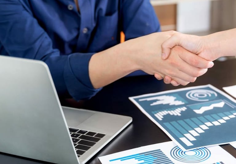 imagem de um empresário fechando um negocio de trabalho