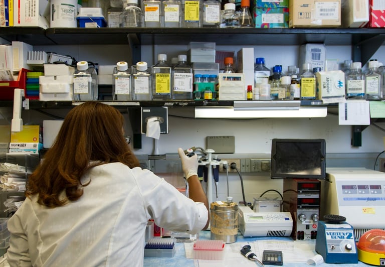 Une personne travaille dans un laboratoire